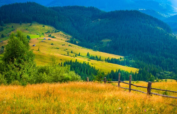 Paisaje con niebla y pajar —  Fotos de Stock