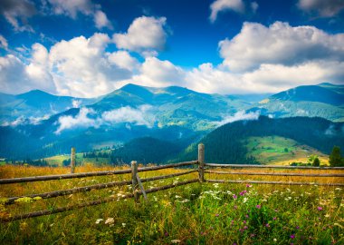 Sis ve samanlıkla kaplı bir manzara