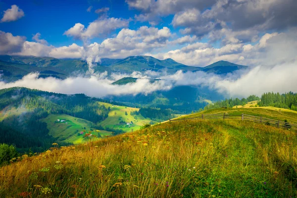 Krajobraz z mgłą i stogiem siana — Zdjęcie stockowe