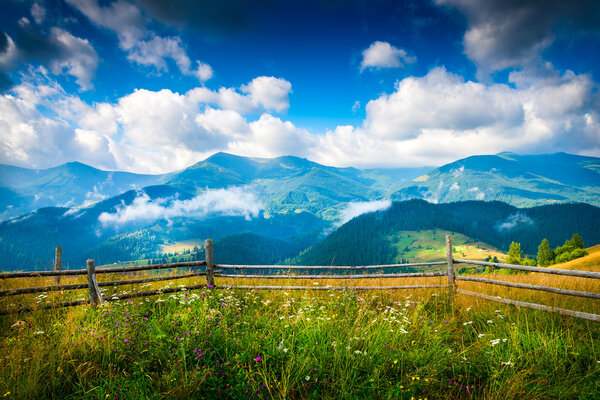 Пейзаж с туманом и стогом сена