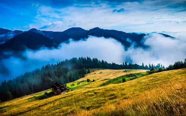 Пейзаж с туманом и стогом сена — стоковое фото