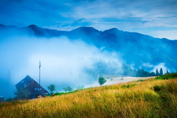 Paisagem com nevoeiro e um palheiro — Fotografia de Stock