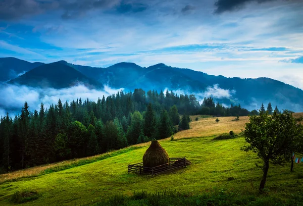 Paisagem com nevoeiro e um palheiro — Fotografia de Stock