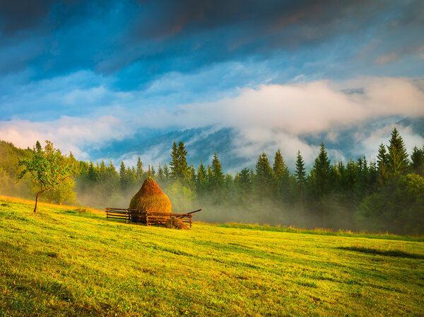 Пейзаж с туманом и стогом сена