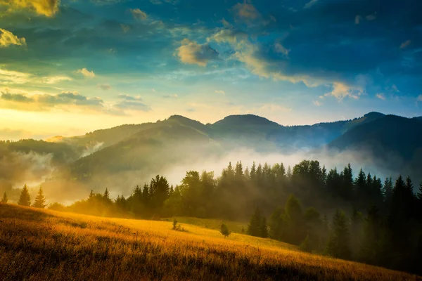 Landschap met mist en hooiberg — Stockfoto