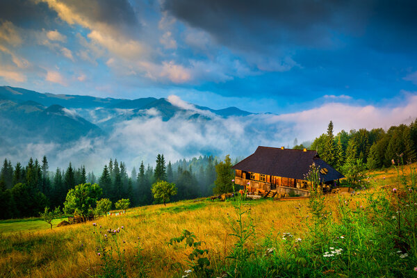 Пейзаж с туманом и стогом сена