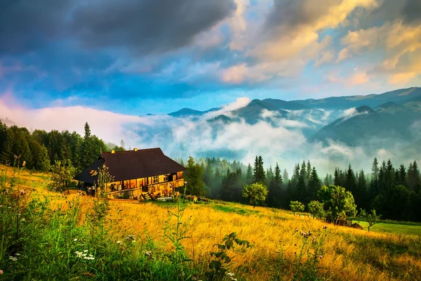 Landschaft mit Nebel und Heuhaufen — Stockfoto