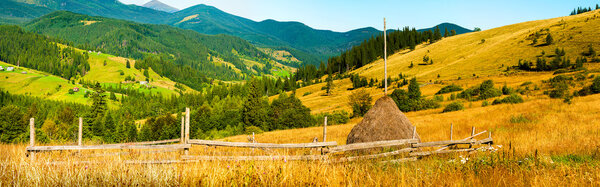 Пейзаж с туманом и стогом сена