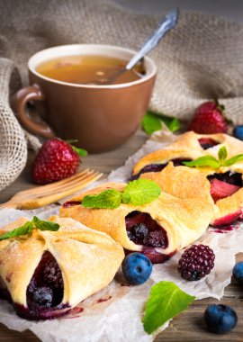 çilek ile meyve tart