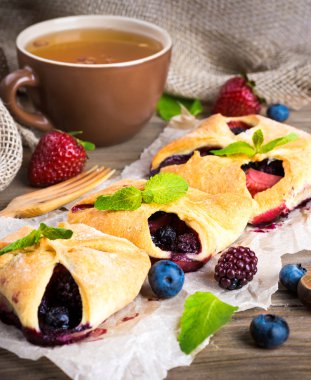 çilek ile meyve tart