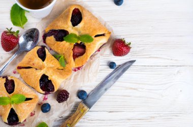 çilek ile meyve tart