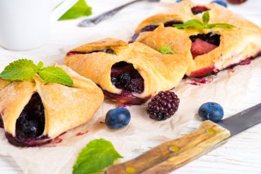 çilek ile meyve tart