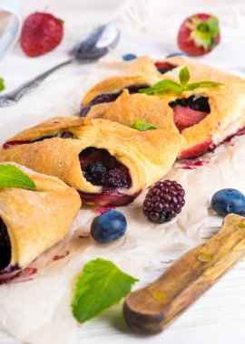 çilek ile meyve tart