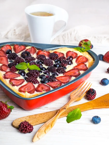 Fruchtpudding mit Beeren — Stockfoto