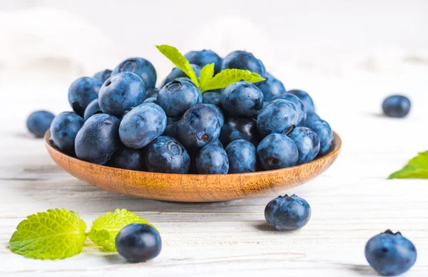 Mazzo di frutti di bosco e menta — Foto Stock