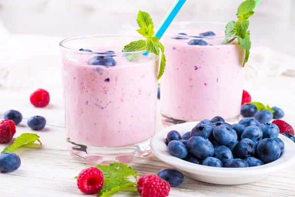 Milkshake with berries — Stock Photo, Image