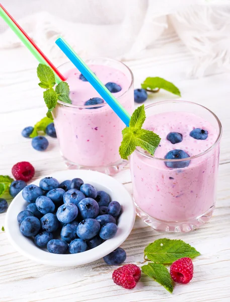 Milkshake with berries — Stock Photo, Image