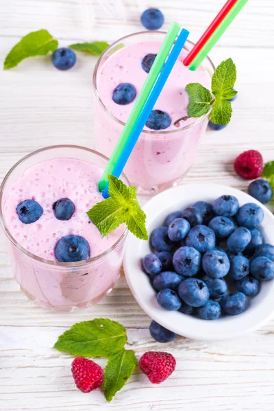 Milkshake with berries — Stock Photo, Image