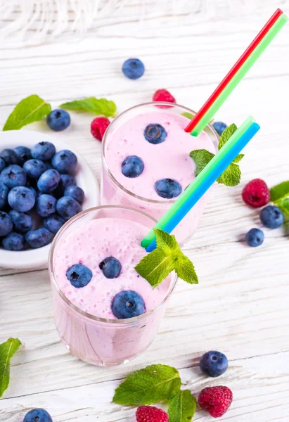 Milkshake with berries — Stock Photo, Image