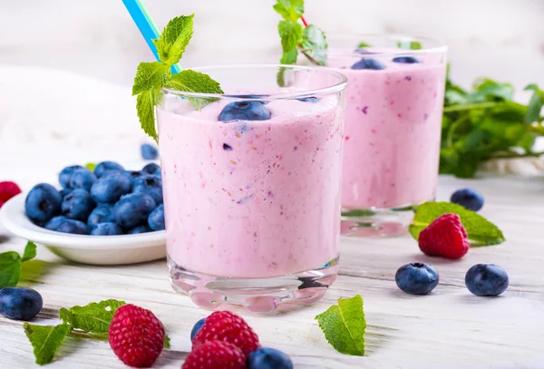 Milkshake with berries — Stock Photo, Image