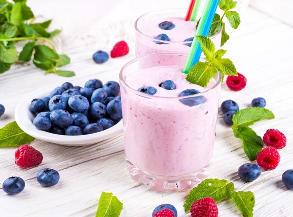 Milkshake with berries — Stock Photo, Image