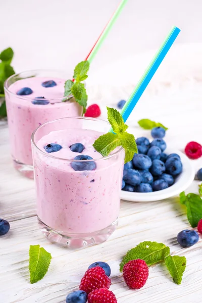 Milkshake with berries — Stock Photo, Image