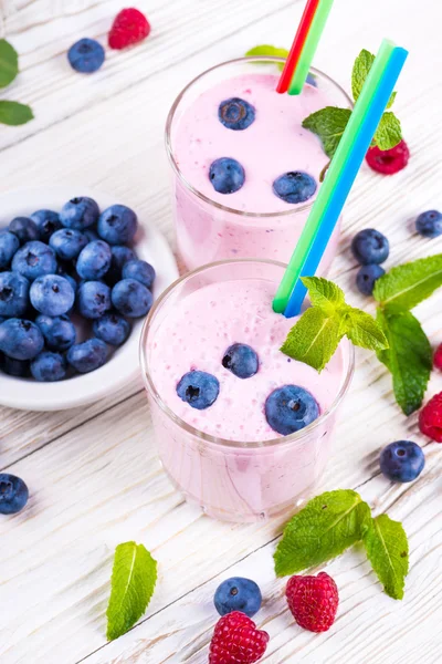 Milkshake with berries — Stock Photo, Image