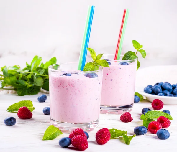 Milkshake with berries — Stock Photo, Image