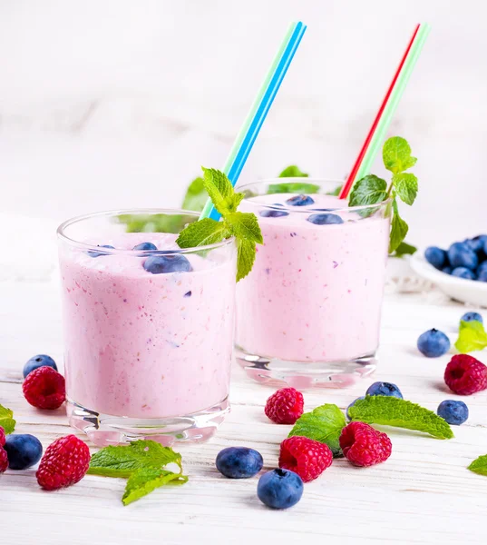 Milkshake with berries — Stock Photo, Image