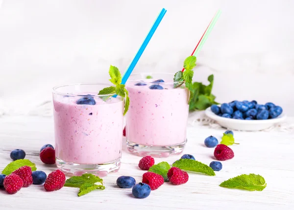 Milkshake with berries — Stock Photo, Image