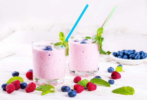 Milkshake with berries — Stock Photo, Image