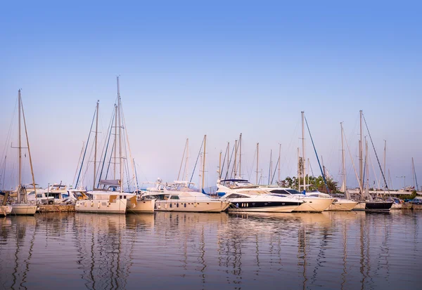 Yates en la bahía de Atenas — Foto de Stock