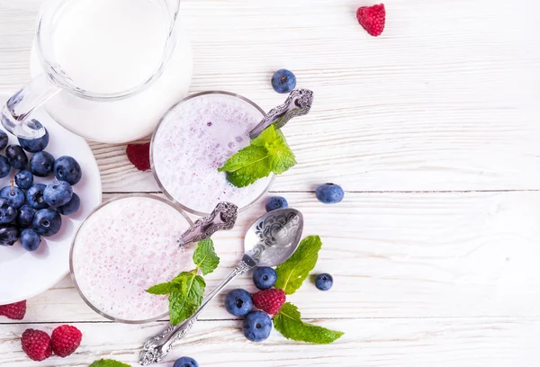 Batido con arándanos, frambuesas y menta — Foto de Stock