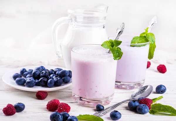 Milkshake with blueberries, raspberries and mint — Stock Photo, Image