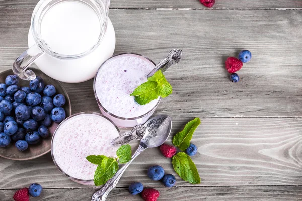 Batido con arándanos, frambuesas y menta — Foto de Stock