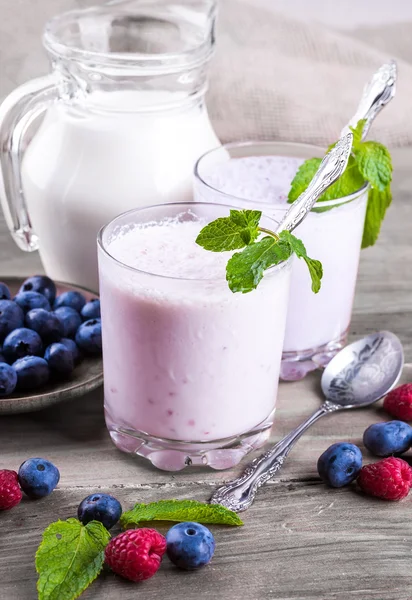 Milkshake with blueberries, raspberries and mint — Stock Photo, Image