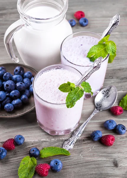 Milkshake with blueberries, raspberries and mint — Stock Photo, Image