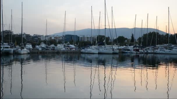 Amanecer en el puerto deportivo de Atenas, Grecia Yacht video — Vídeo de stock