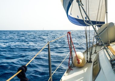 Gökyüzü ve deniz karşı yat yelken