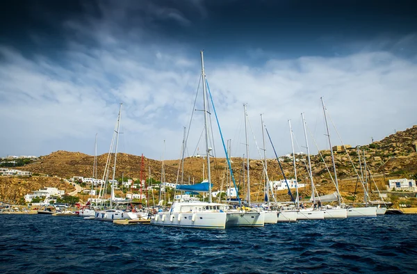 Isola greca con case colorate — Foto Stock