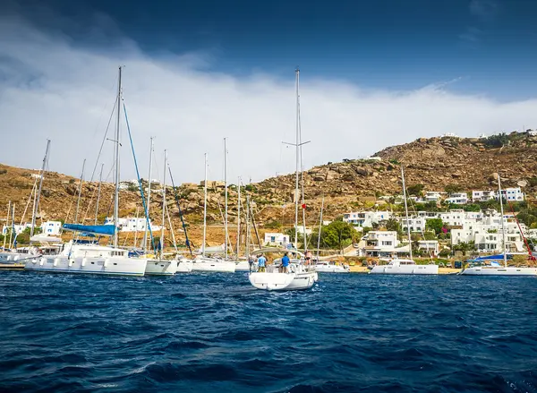 Griechische Insel mit bunten Häusern — Stockfoto