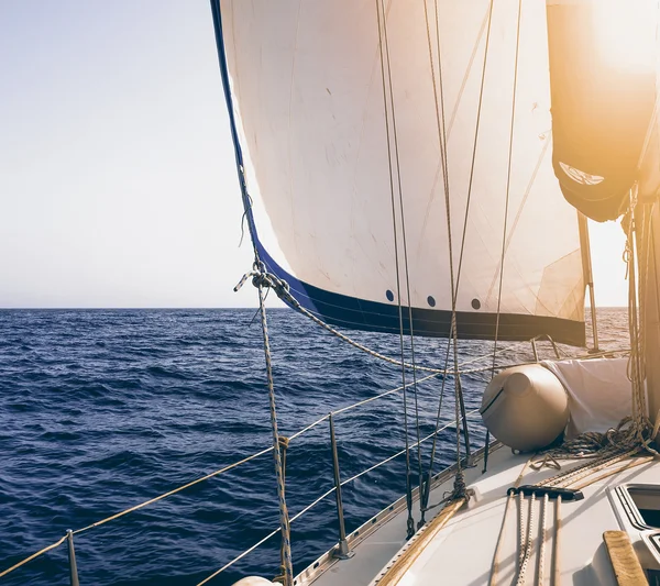 Zeil van jacht tegen de hemel en de zee — Stockfoto