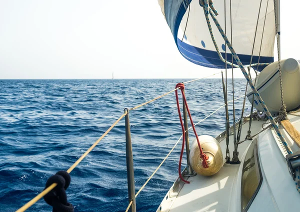Vitorlás-Yacht ellen az ég és a tenger — Stock Fotó