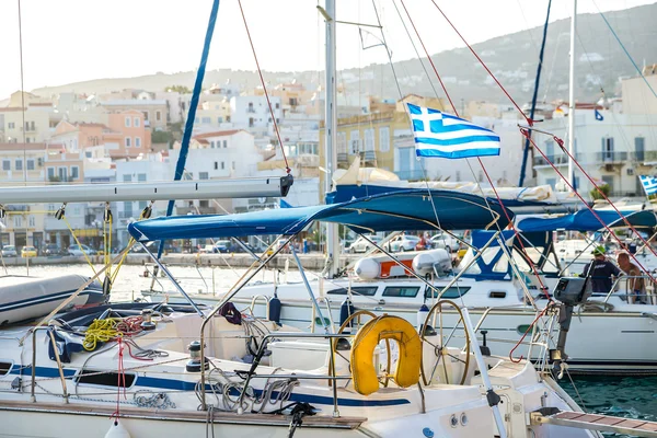 Isola greca con case colorate — Foto Stock