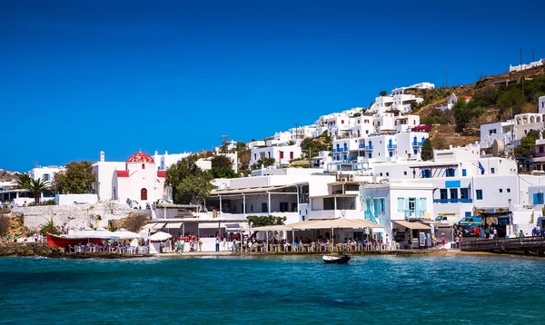 Griechische Insel mit bunten Häusern — Stockfoto