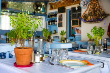 Tablo Yunan Adası restoranlarda servis