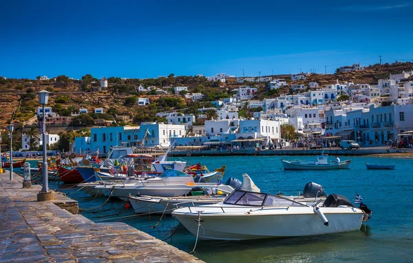 Řecký ostrov s barevnými domky — Stock fotografie