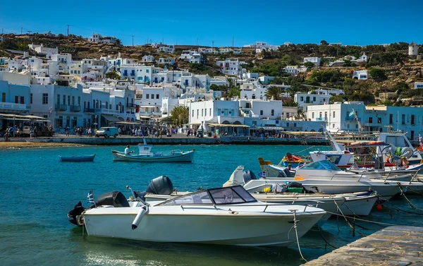 Griechische Insel mit bunten Häusern — Stockfoto