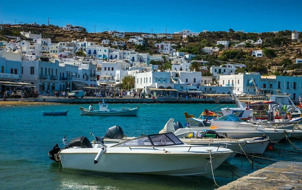 Île grecque avec des maisons colorées — Photo