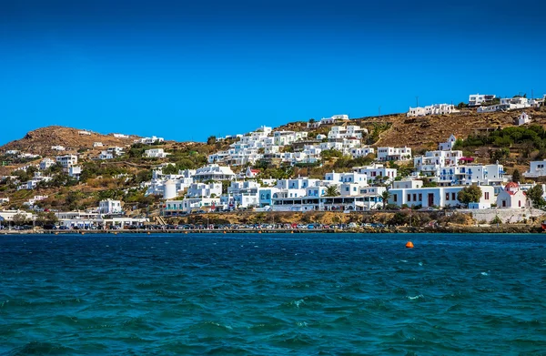 Griechische Insel mit bunten Häusern — Stockfoto